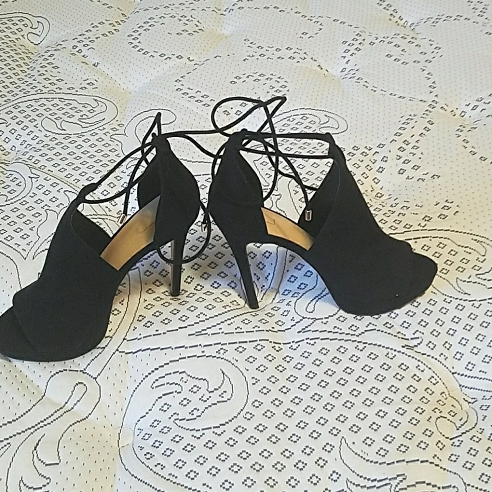 Shoes - Picture 3 of 4